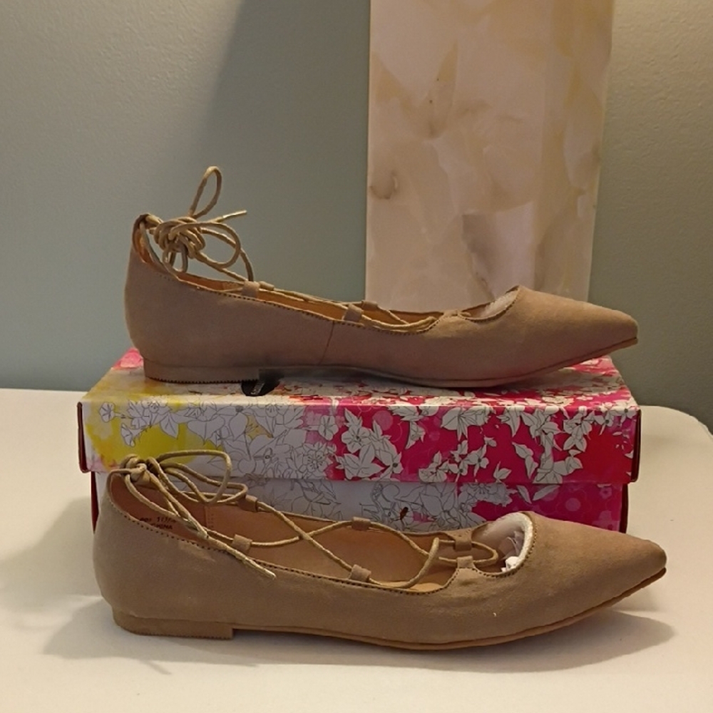 Chinese Laundry Beige Lace-Up Flats